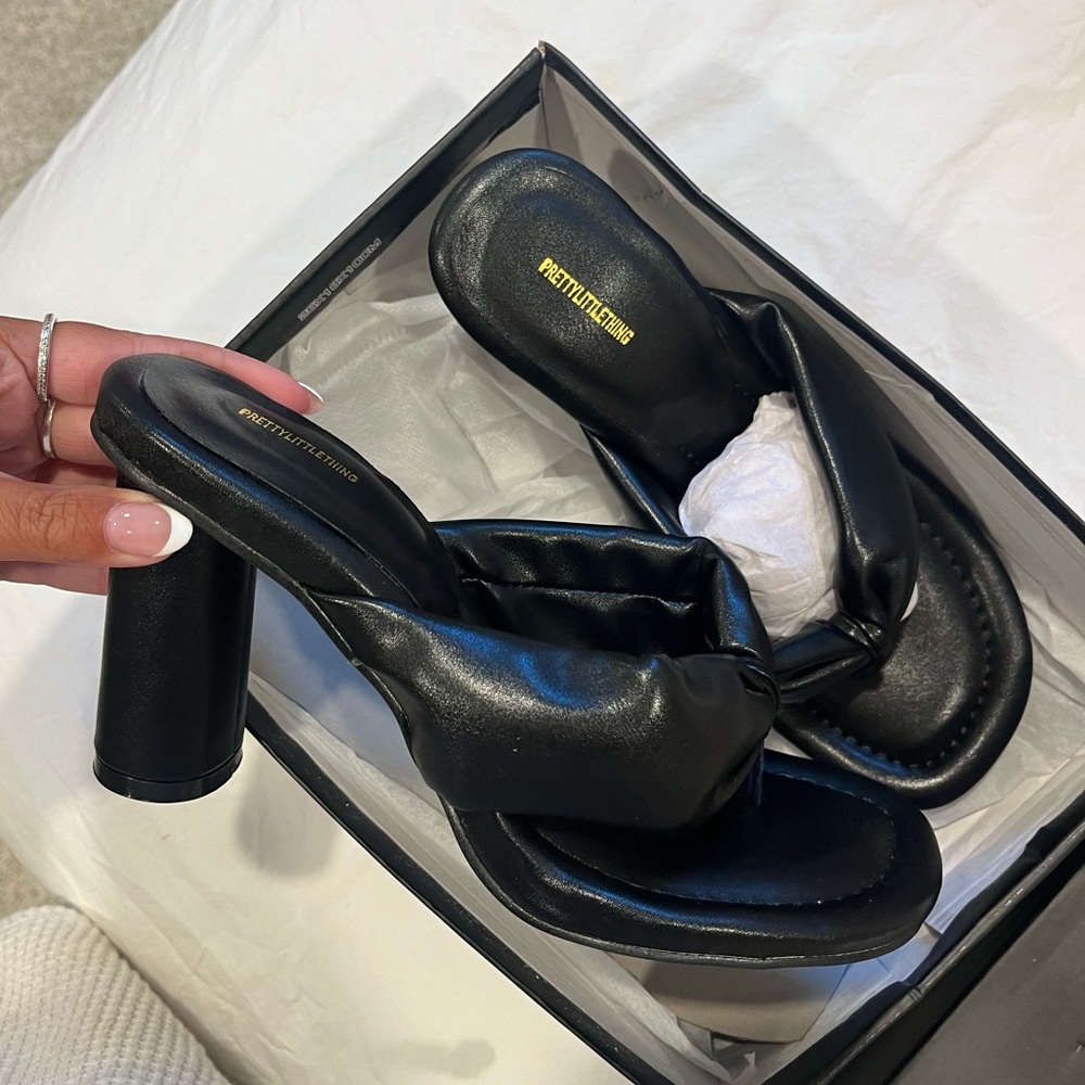 SUMMERY BLACK PRETTY LITTLE THING HEELS